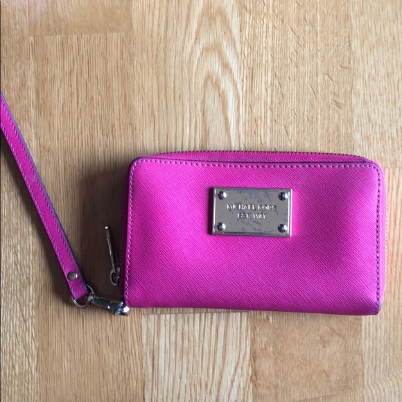 Michael Kors wristlet wallet - Picture 1 of 3